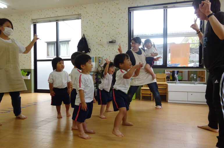リズム遊び楽しいね 心育保育園